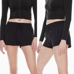 TNA Aritzia move distance 3” shorts black‎